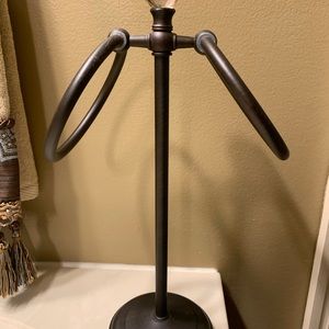 Bronze tea towel rack with two towels